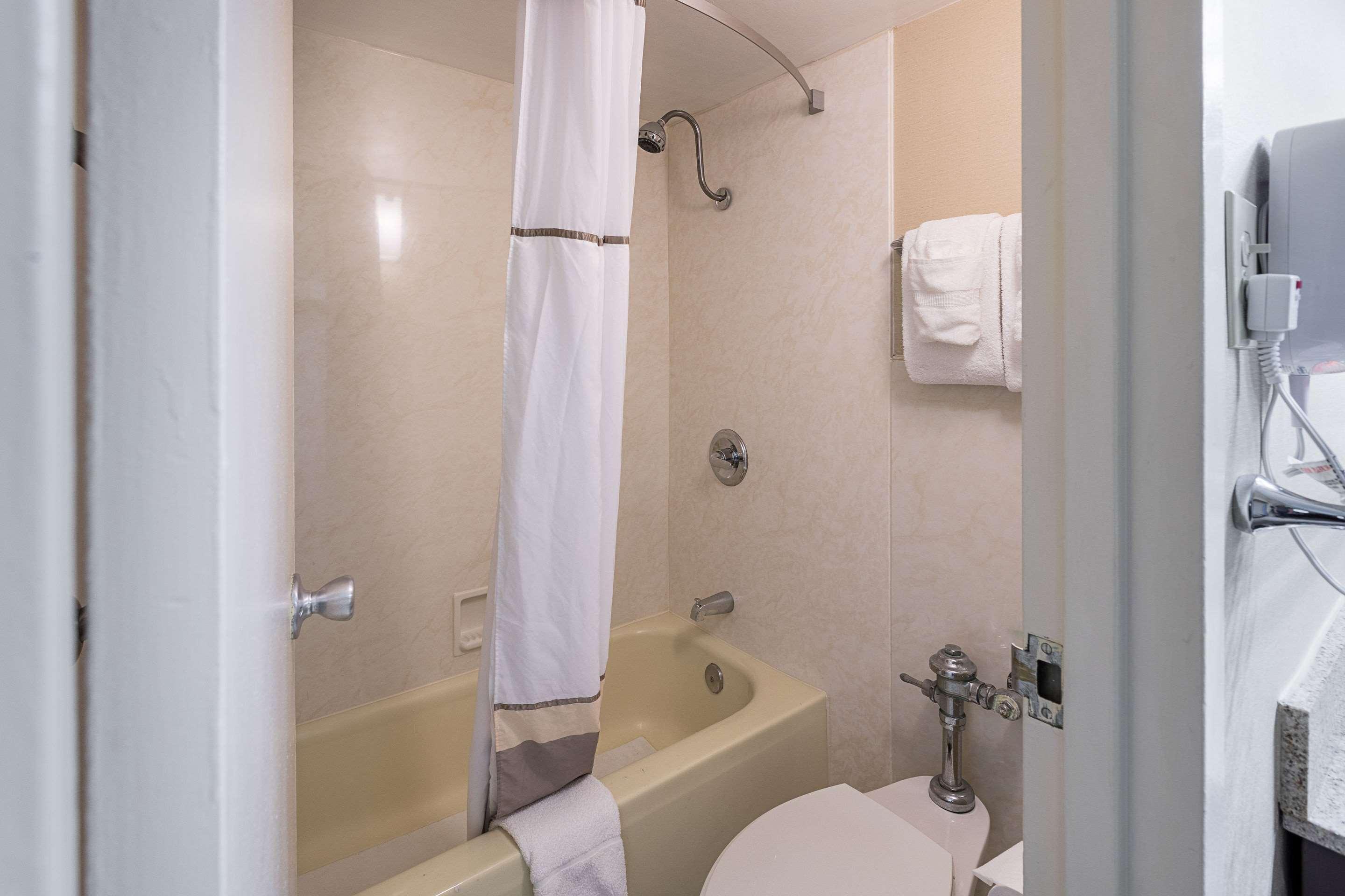 Quality Inn University Лансинг Екстериор снимка