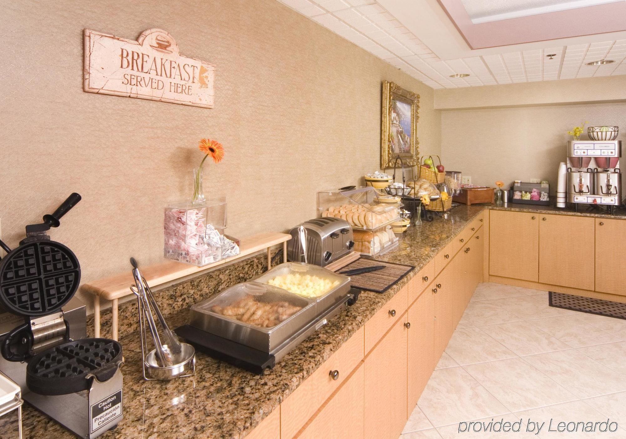 Quality Inn University Лансинг Ресторант снимка