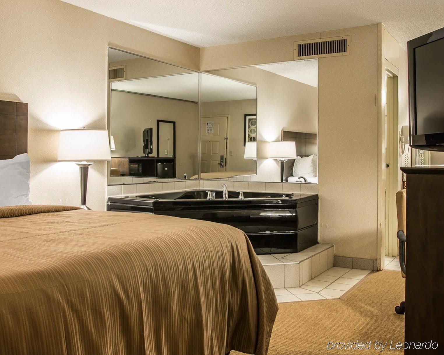Quality Inn University Лансинг Екстериор снимка