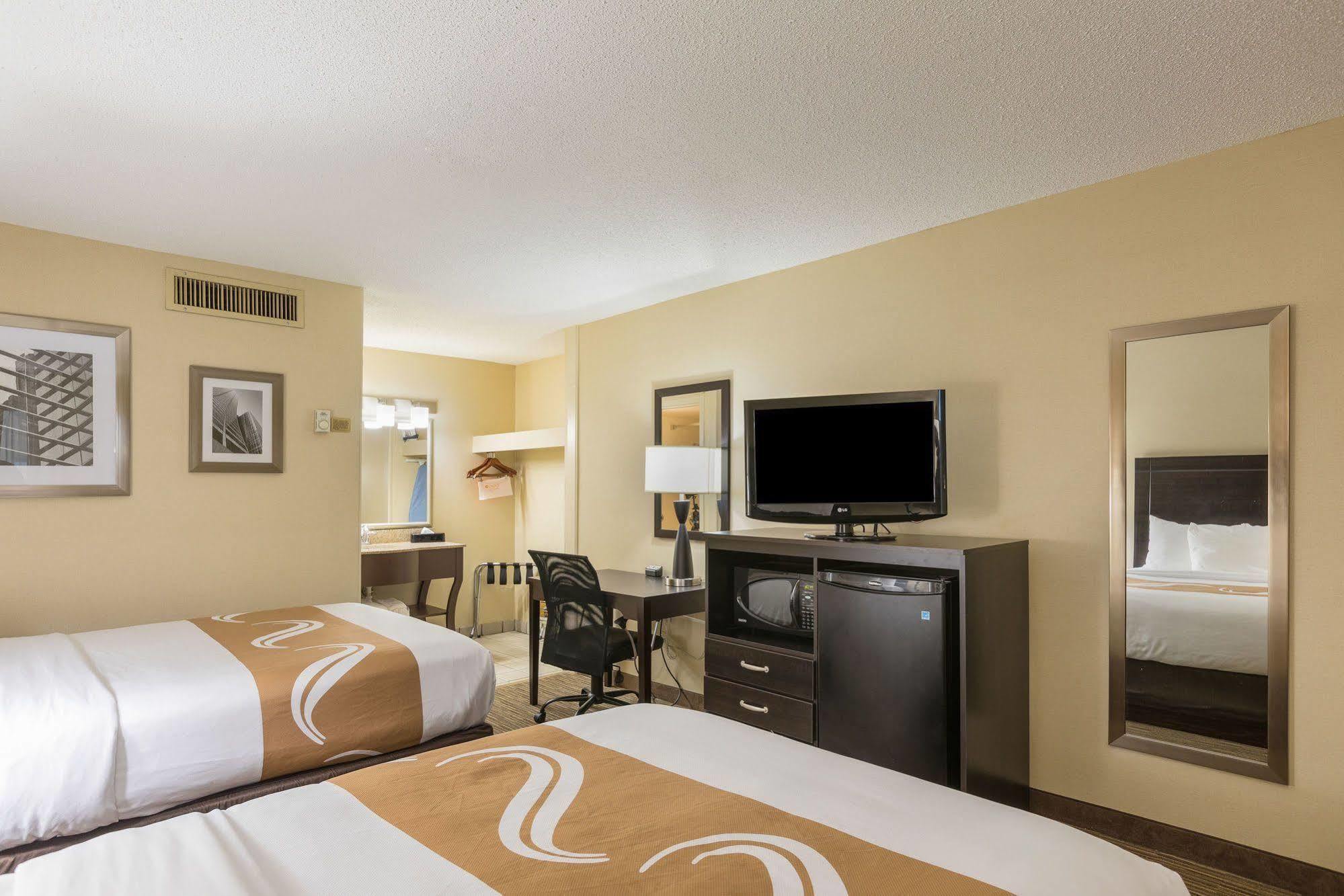 Quality Inn University Лансинг Екстериор снимка