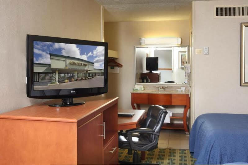 Quality Inn University Лансинг Екстериор снимка